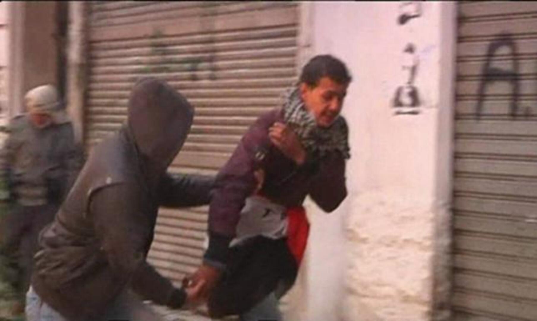 Manifestantes asaltan la embajada siria en El Cairo