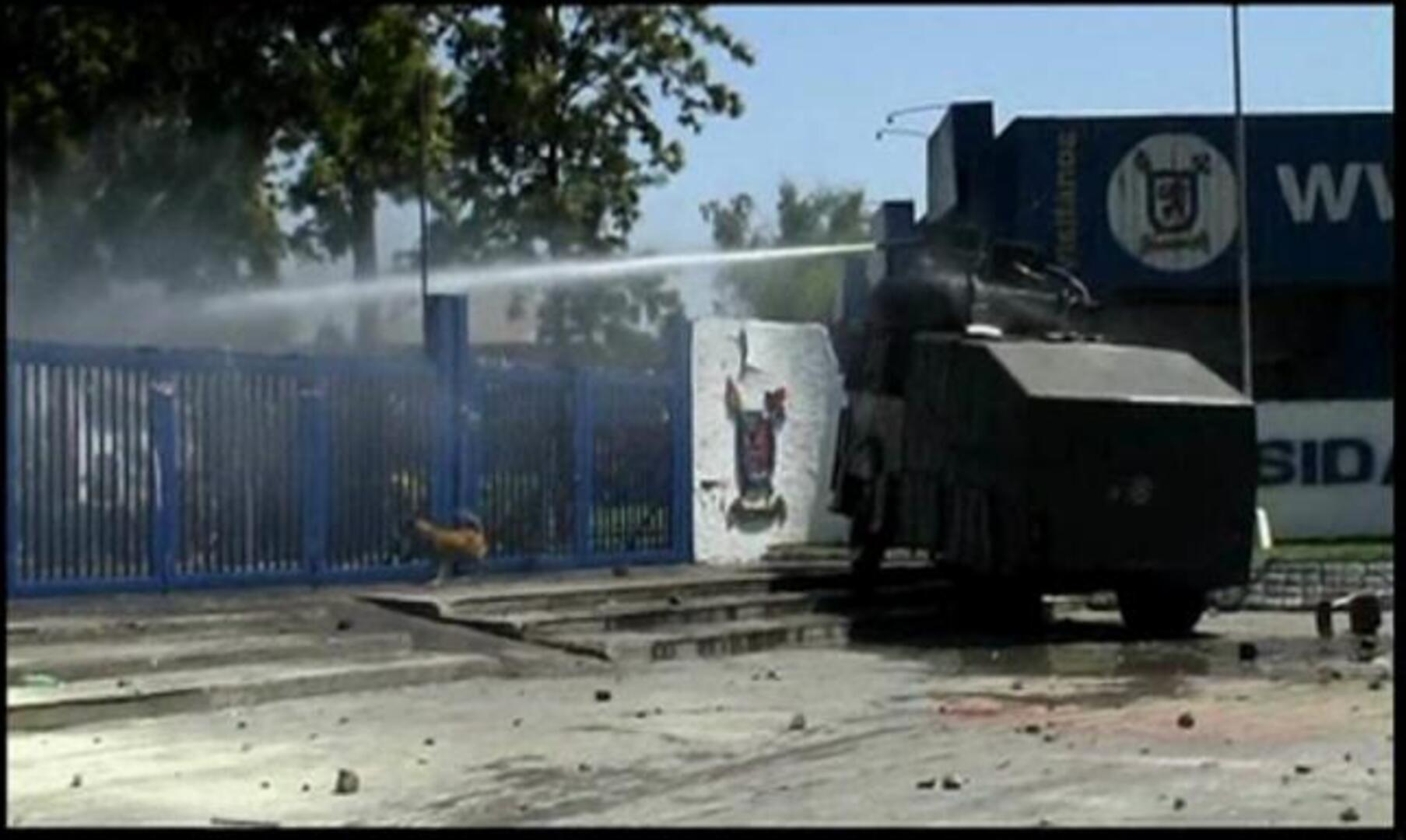 La policía accede a una universidad chilena para perseguir a un grupo de alborotadores