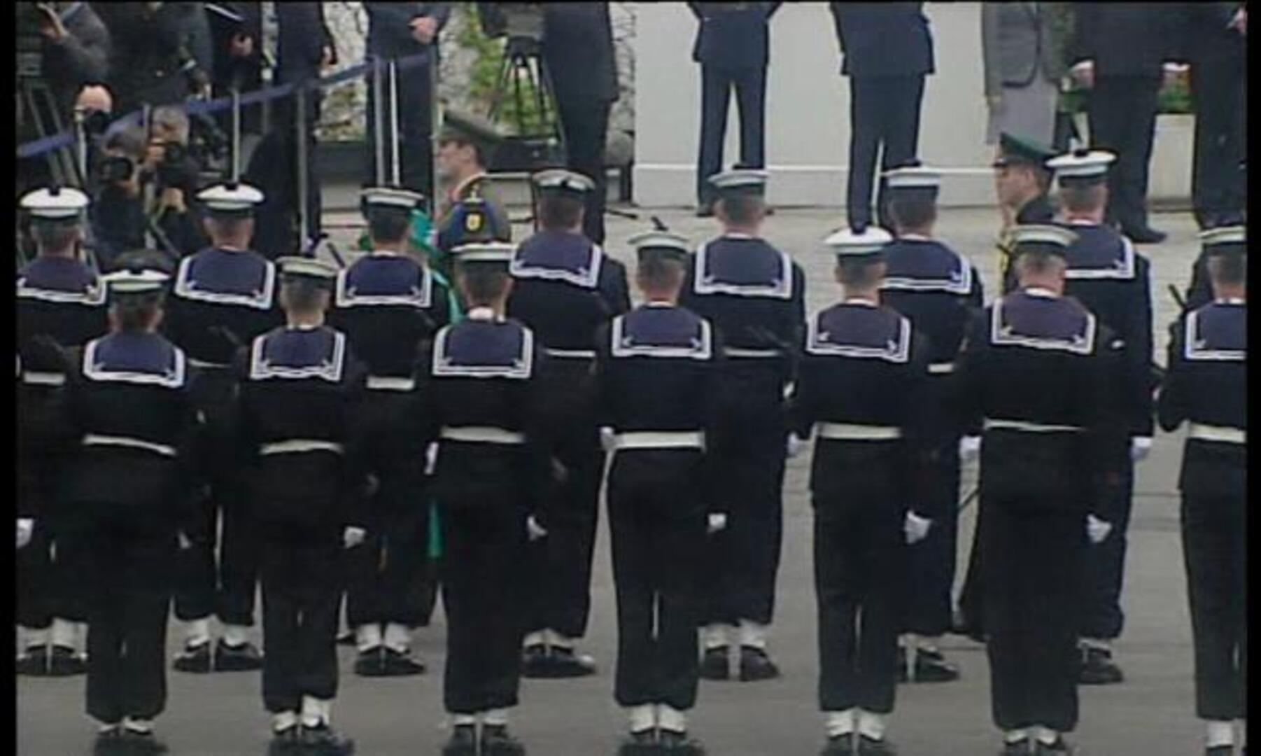 La Reina de Inglaterra llega a Irlanda... un siglo después