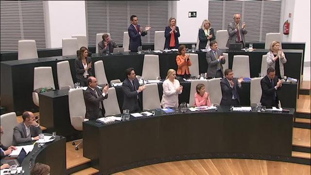 José Luis Martínez-Almeida conversa con Íñigo Henríquez de Luna, este martes, durante el Pleno en Cibeles