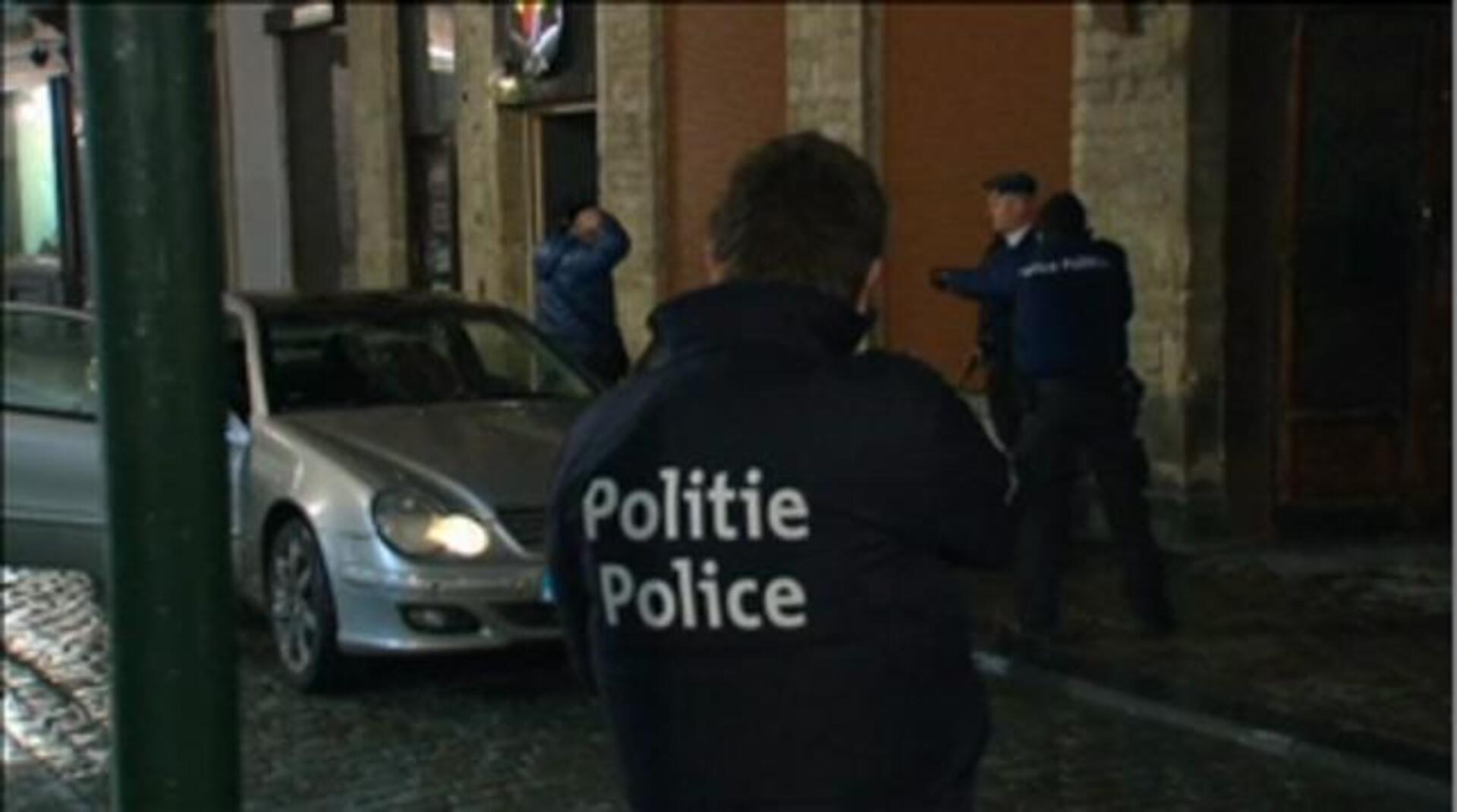 Policías y soldados vigilan junto al acceso de la estación de metro Porte de Namur en Bruselas