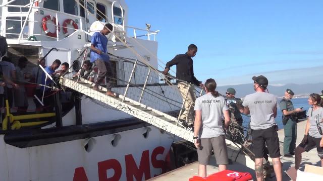 Desembarcados los 87 migrantes del &#039;Open Arms&#039; en el puerto de Algeciras