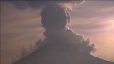 El volcán Popocatepetl erupciona y genera una nube de tres kilómetros de altura