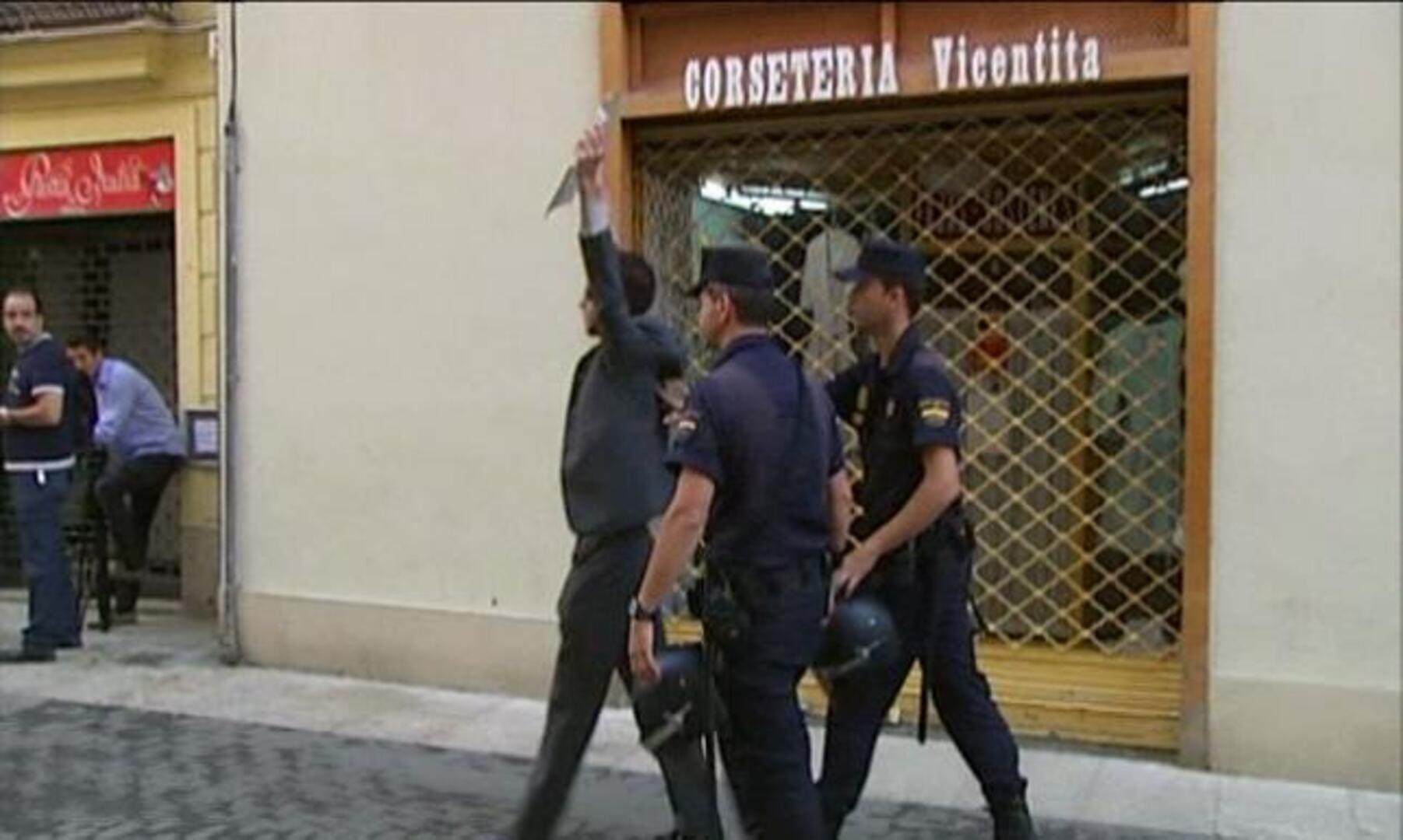 Un centenar de «indignados» pide ante la Policía en Valencia que libere a los detenidos