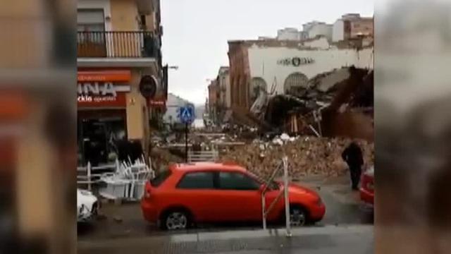 Un herido tras derrumbarse el tejado del mercado de abastos de Linares