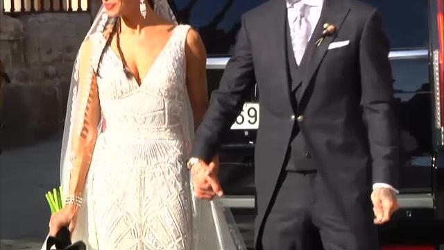 Pilar Rubio y Sergio Ramos protagonizan un romántico beso tras darse el &quot;sí quiero&quot;