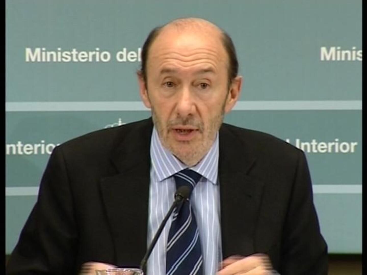 Solo fueron dos los agresores del consejero murciano, corrige Rubalcaba