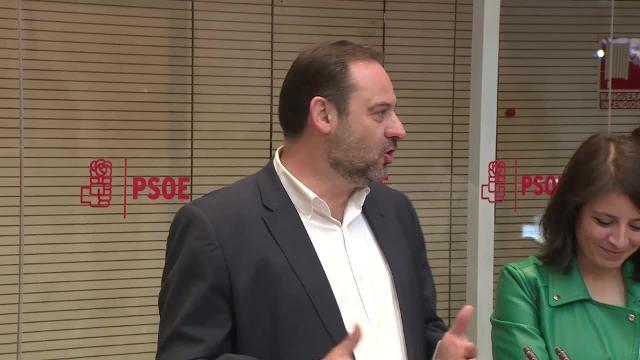 Los miembros del equipo de Pedro Sánchez, el secretario provincial del PSOE en Valencia, José Luis Ábalos, y la diputada del PSOE por Asturias Adriana Lastra