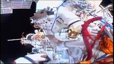 Dos astronautas reparan en un paseo espacial la Soyuz