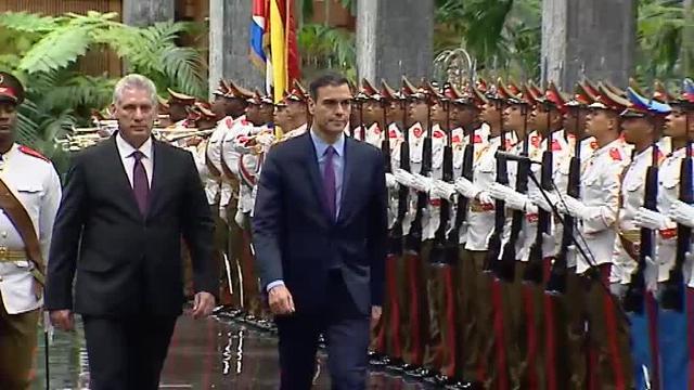 Pedro Sánchez es recibido con honores militares en Cuba