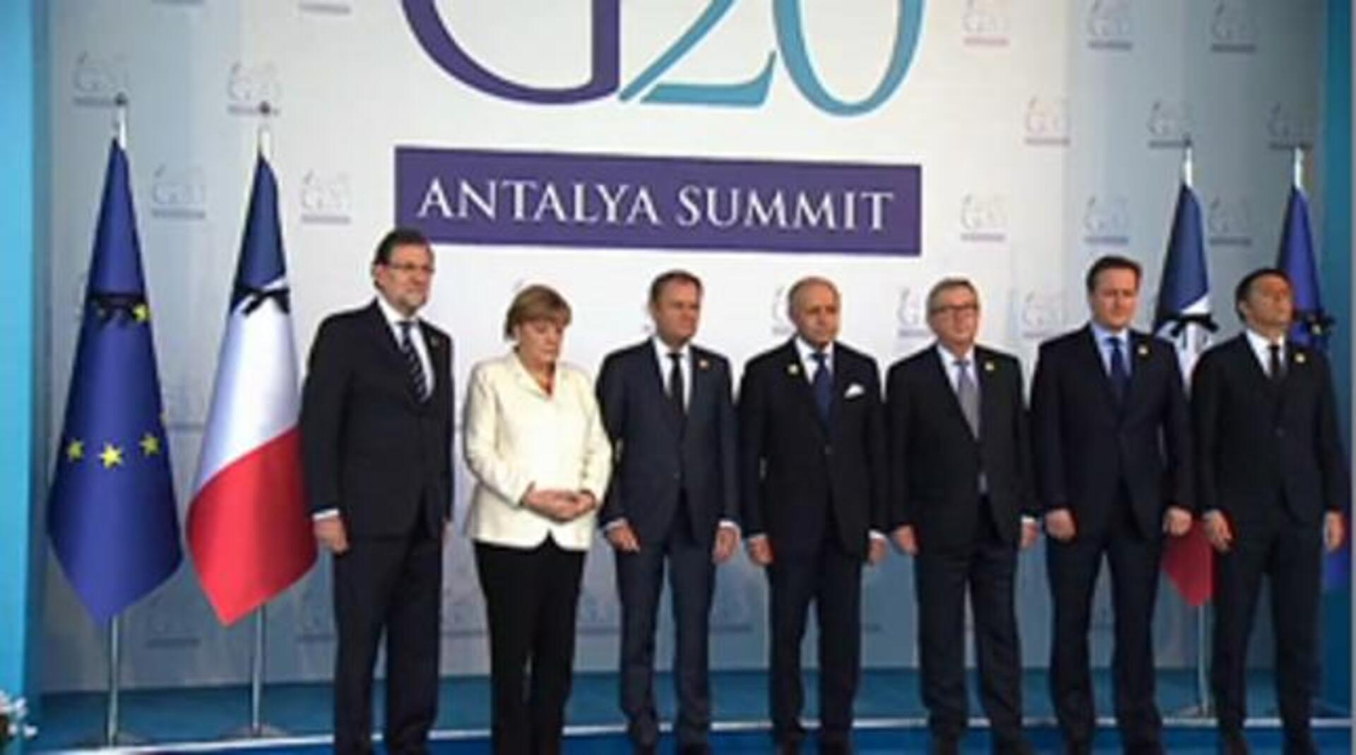 Rajoy, Merkel, Dusk, el ministro francés de Exteriores, Juncker, Cameron y Renzi, en el minuto de silencio