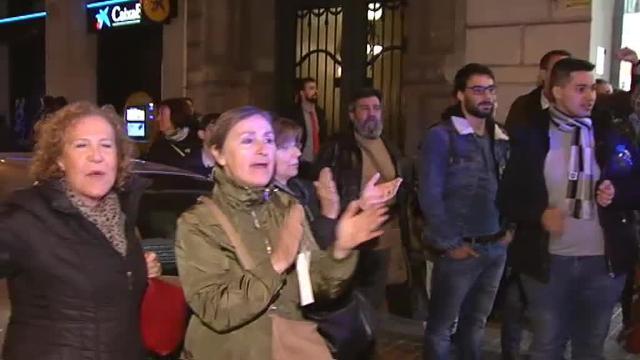 Un grupúsculo ultraderechista increpa e insulta al grito de &quot;maricón&quot; a Pablo Iglesias al salir de un acto