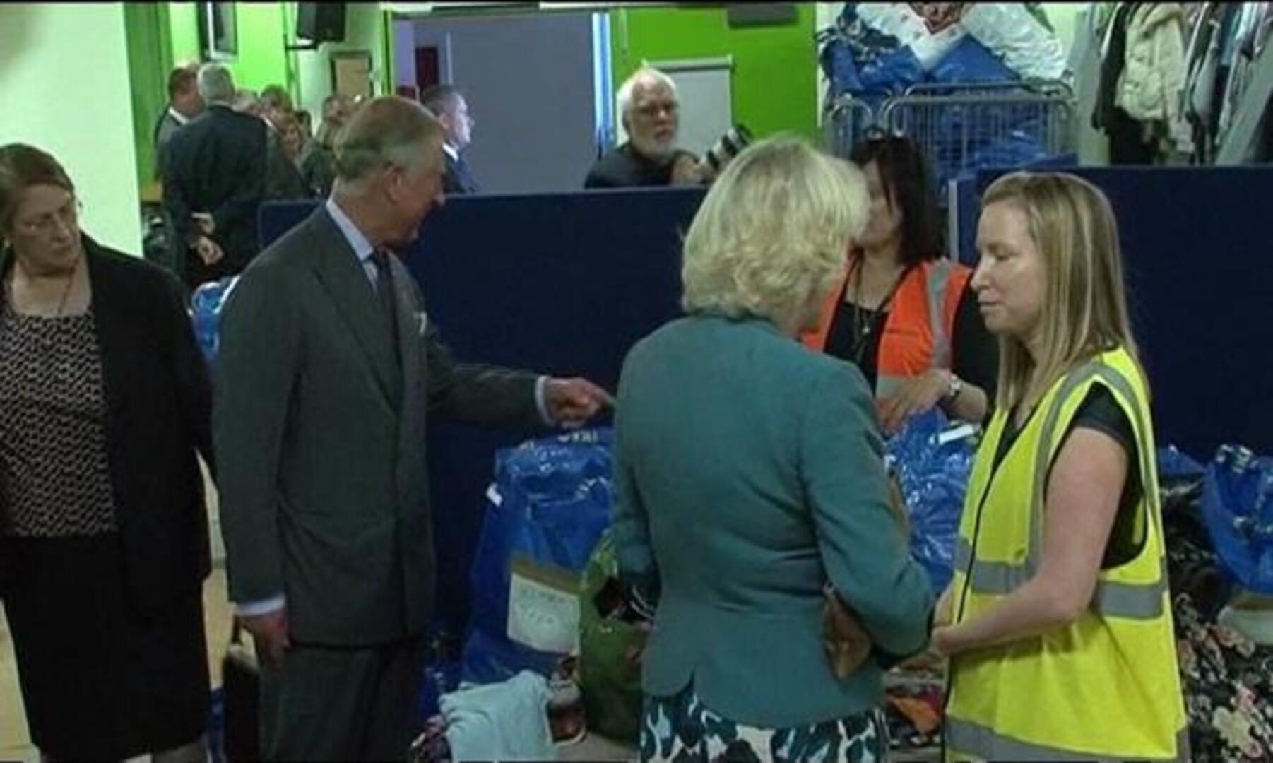 Carlos y Camilla visitan Tottenham once días después de los disturbios
