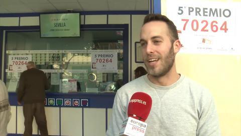 Imagen de una de las agraciadas con el quinto premio de la Lotería