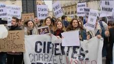 Estudiantes se manifiestan en Sol para pedir la dimisión de Cifuentes y del rector de la URJC