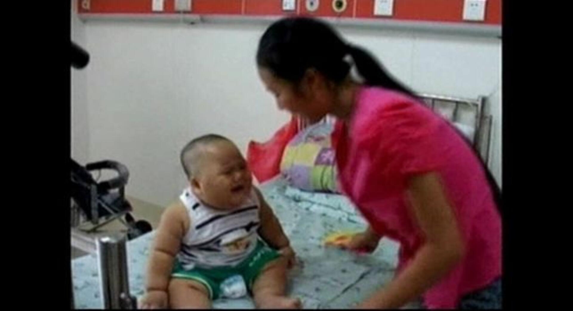 Un bebé chino de 20 kilos