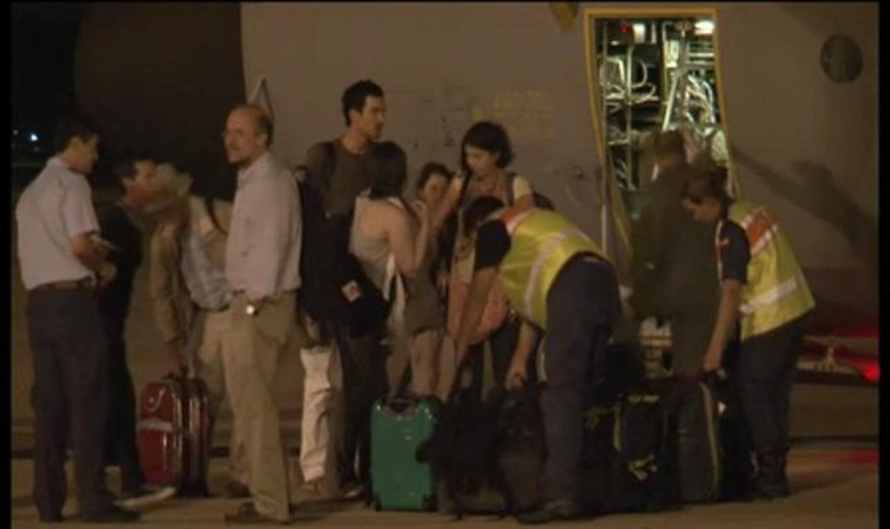 Aterrizan en España los 12 cooperantes repatriados por el Gobierno