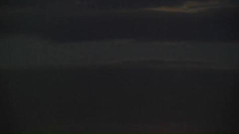 Salida de la Luna esta noche junto a las torres de la catedral de Santiago de Compostela