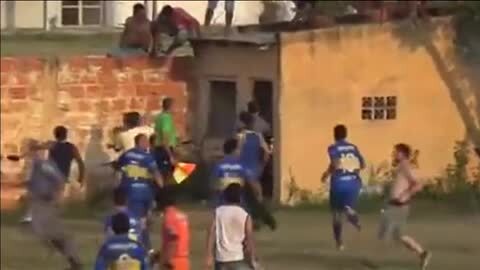 Vídeo: Brutal paliza a un árbitro en Argentina tras pitar un penalti