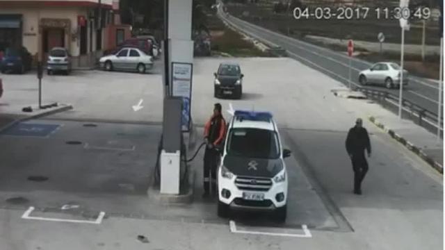 Vídeo: un conductor atraviesa una gasolinera a toda velocidad para evitar chocar contra un coche