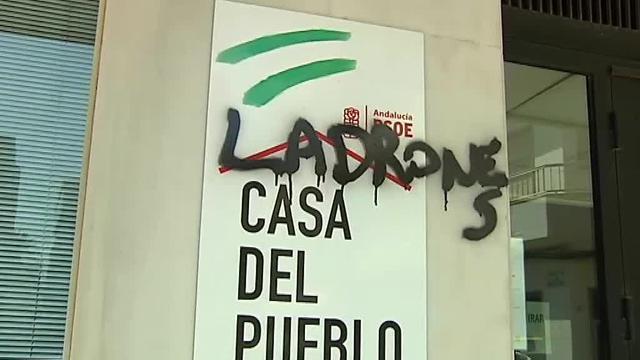 El PSOE denuncia unas pintadas aparecidas en su sede de Roquetas