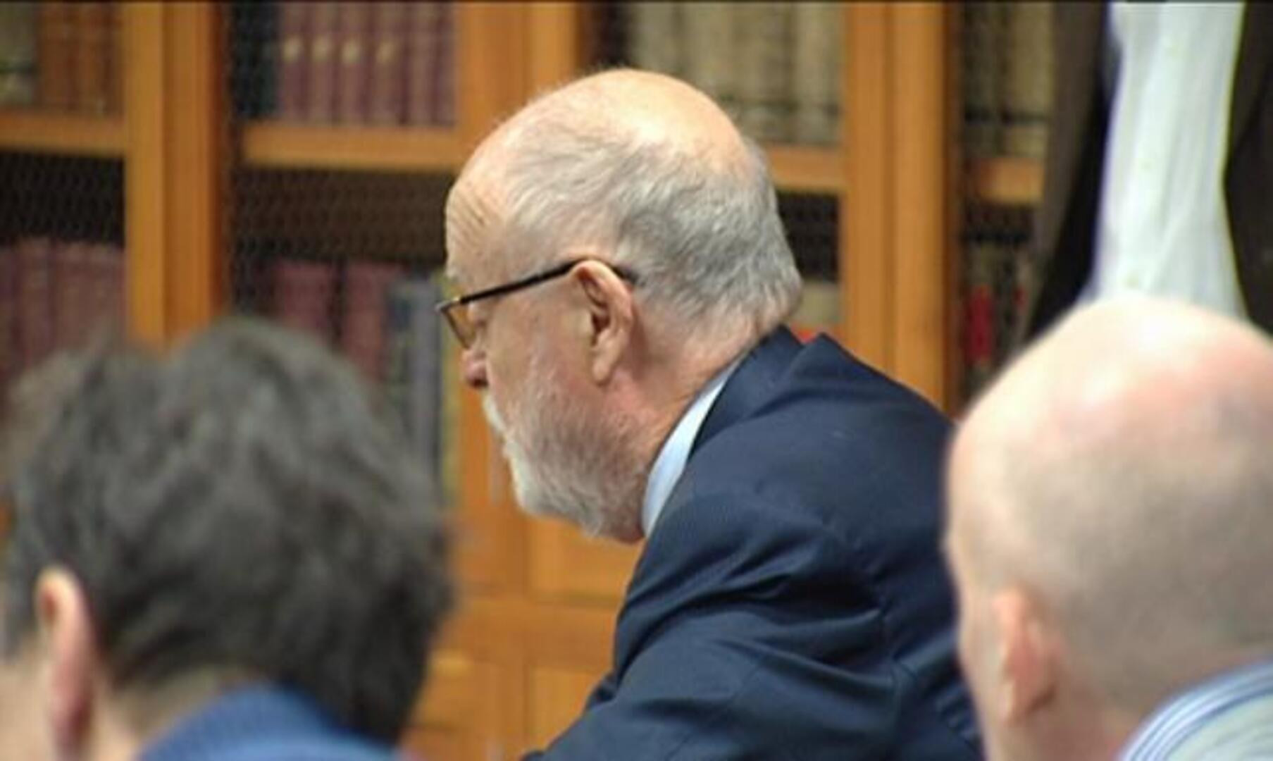 Casi 300 personas arropan a Garzón en el juicio por las fosas del franquismo