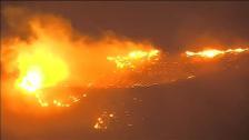 Las llamas arrasan de nuevo el norte de Los Ángeles (EEUU) donde ya han ardido más de 3.200 hectáreas