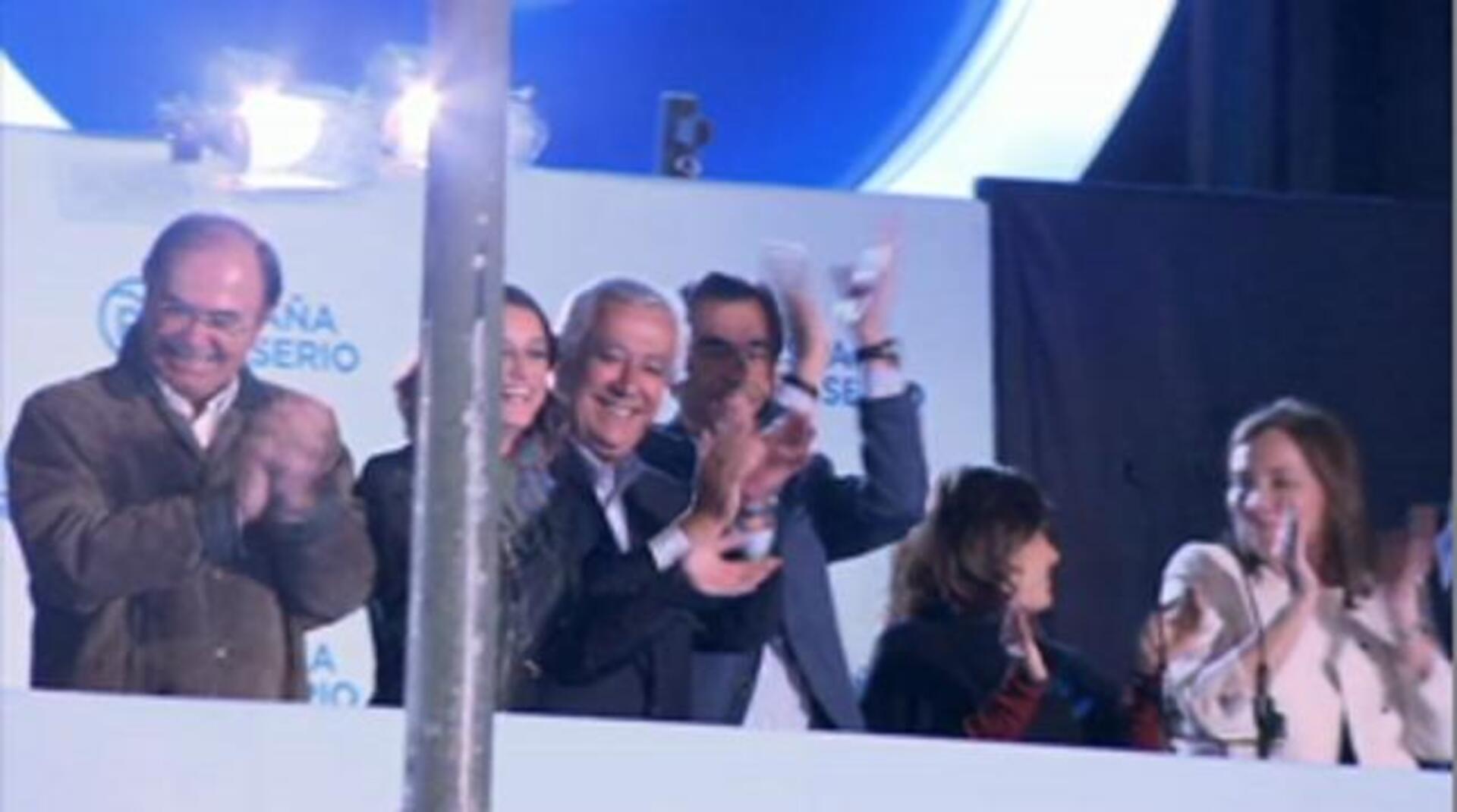 Rajoy, ayer en el balcón de Génova tras las elecciones