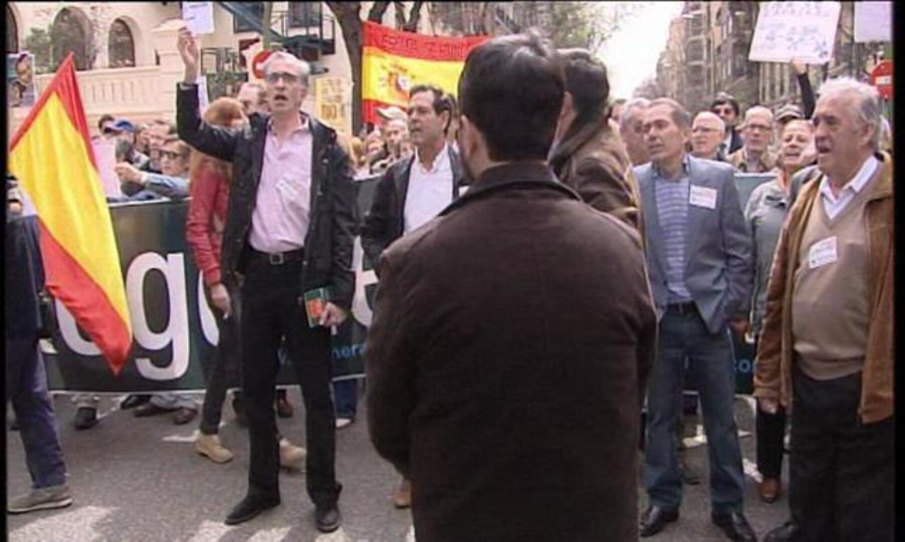 Zapatero deja la sede del PSOE increpado por más de un centenar de personas