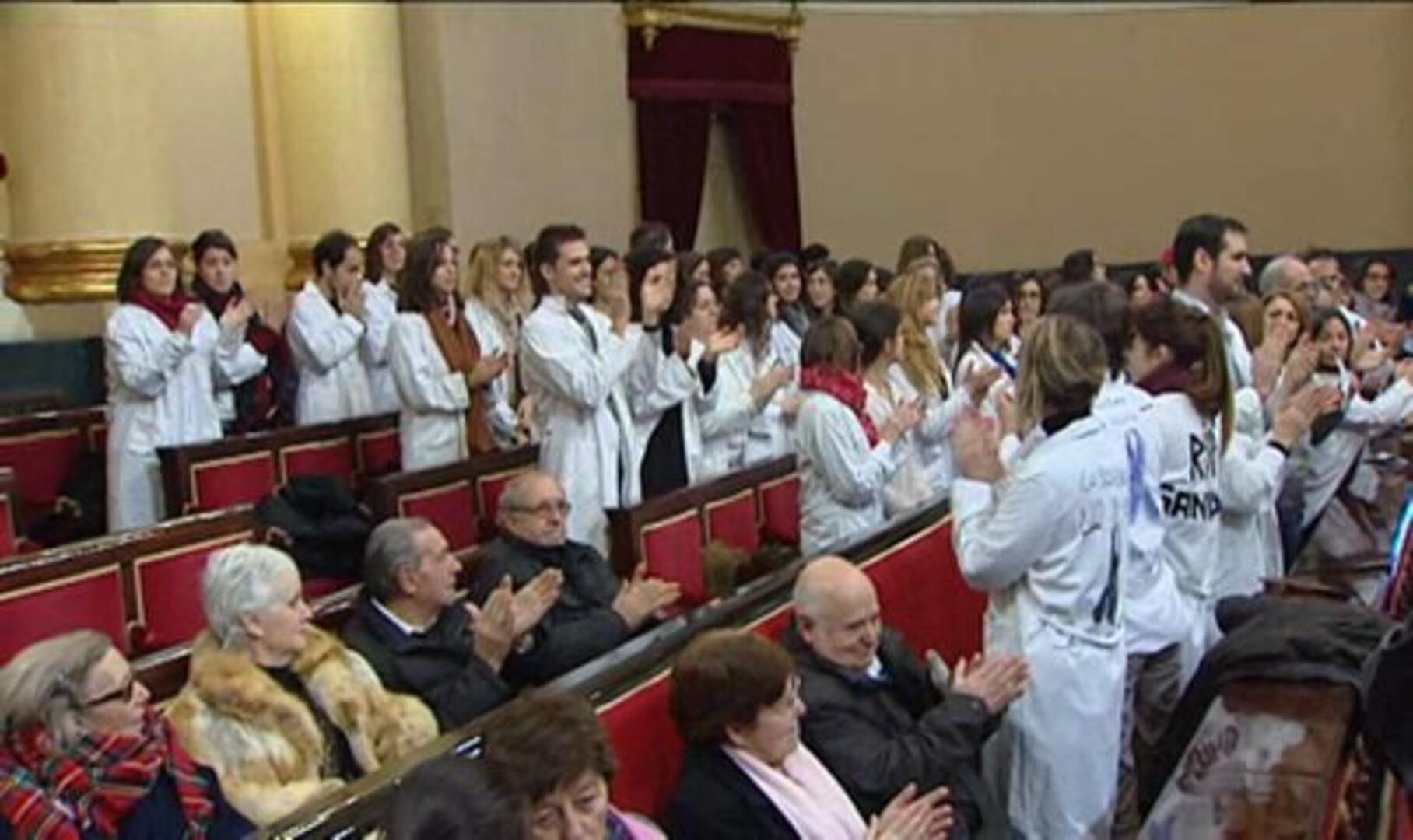 Médicos en huelga irrumpen en las jornadas de puertas abiertas del Senado