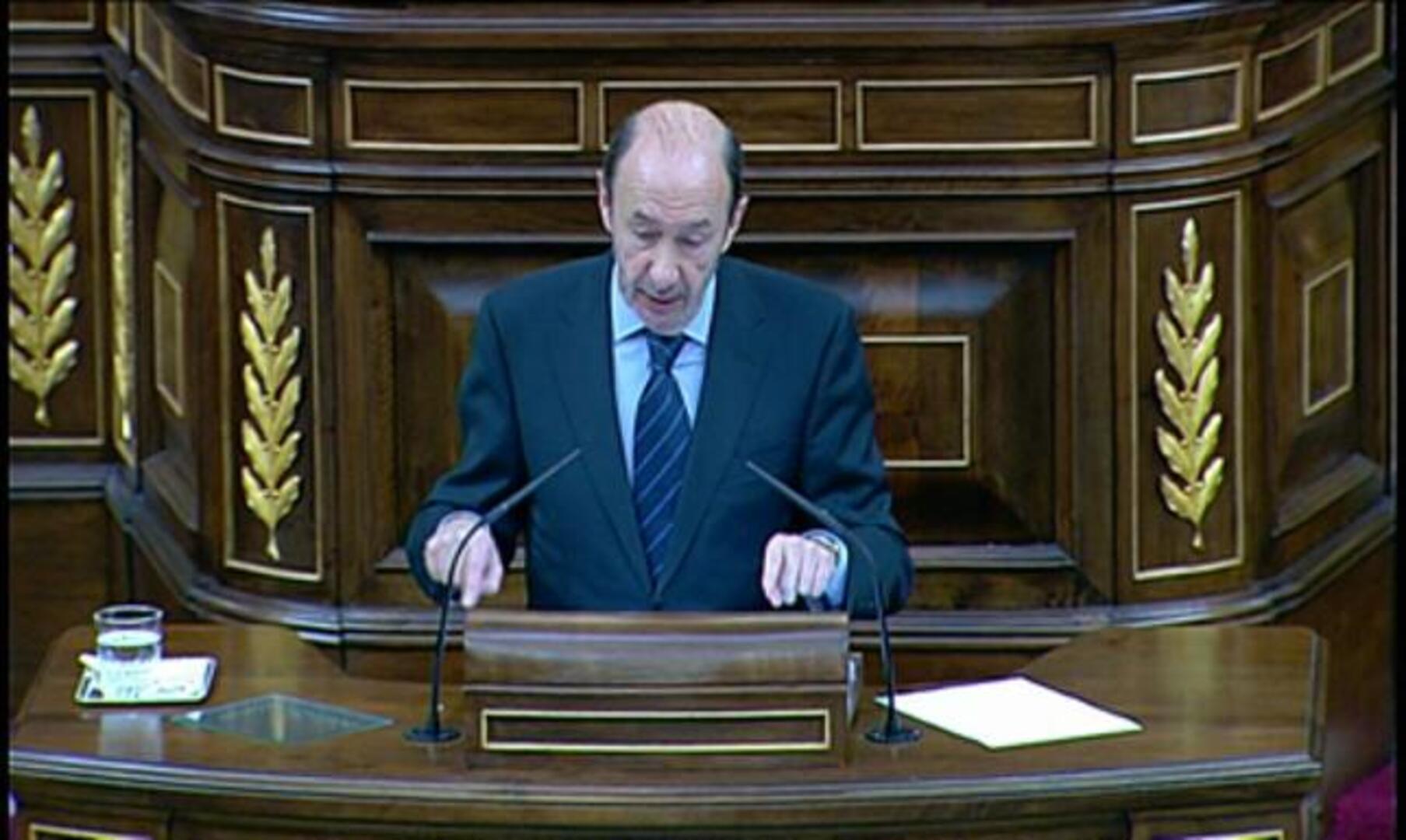 Rubalcaba ofrece a Rajoy mano tendida para salir de la crisis