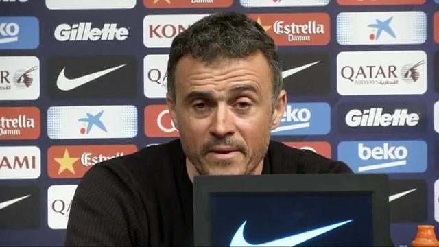 Luis Enrique celebra uno de los goles del Barcelona con Eusebio al fondo