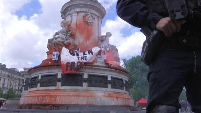 Animalistas franceses tiran pintura roja para exigir el cierre de los mataderos