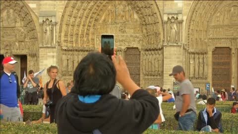 Agentes de policía participan en la operación en que se detuvo a tres jóvenes a las afueras de París