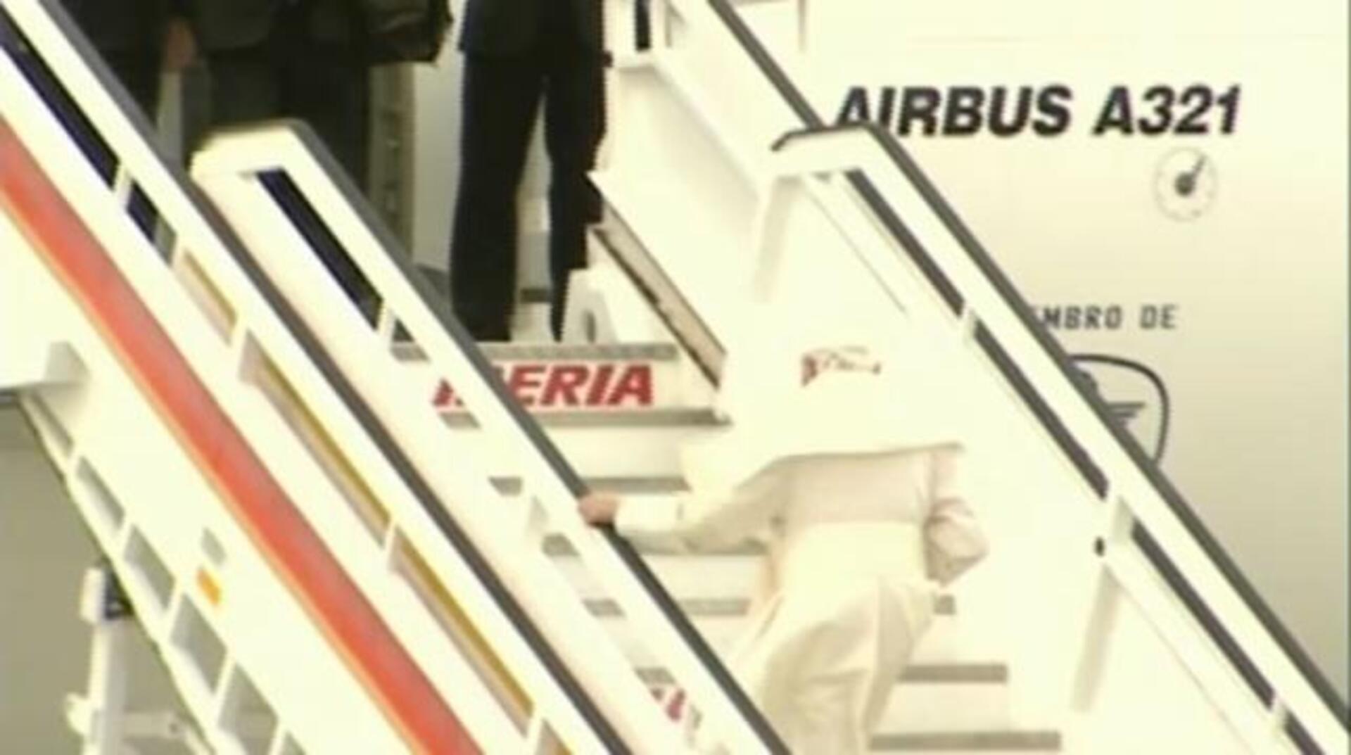 El primer mensaje del Papa en Twitter: «Os bendigo a todos de corazón»