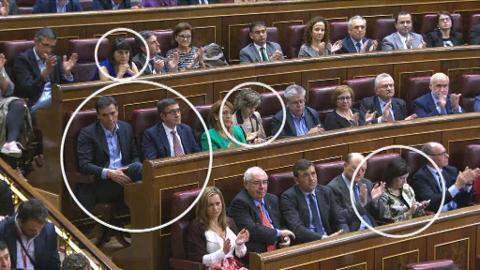 Frío saludo de Pedro Sánchez a su exportavoz Antonio Hernando, ayer en el Congreso