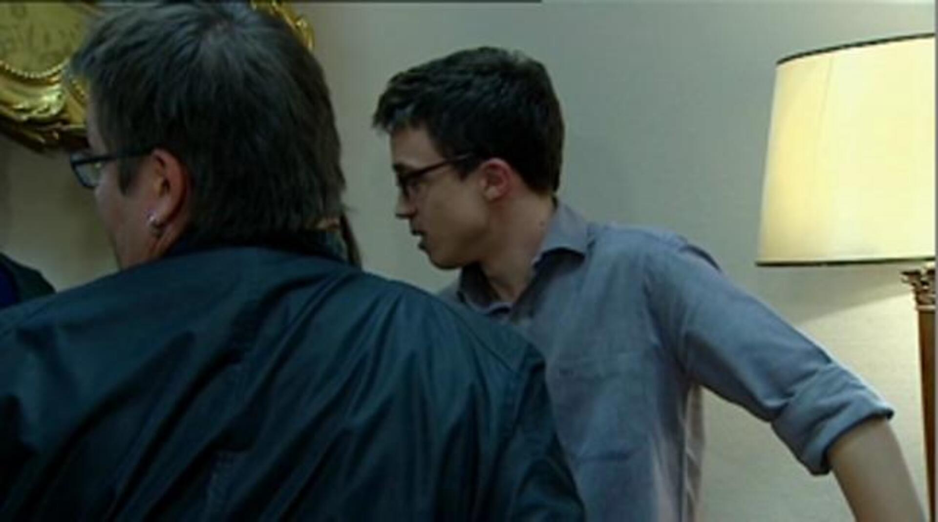 Iglesias se vuelve hacia los nuevos diputados de Podemos y las confluencias en el pleno de constitución del Congreso