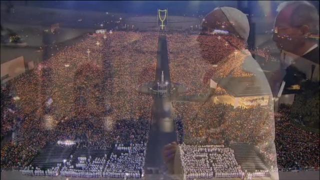 Peregrinos aguardan ayer la llegada del Papa a Fátima