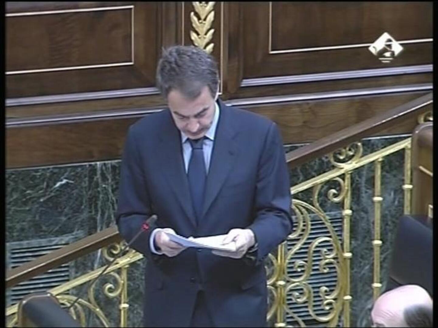 Rajoy acusa a Zapatero de ser una pérdida de tiempo para España