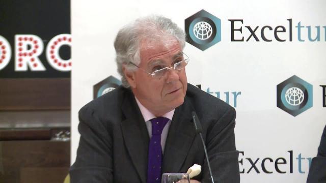 Turistas disfrutan de unas tapas en una terraza de Madrid