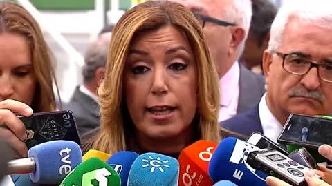 Susana Díaz saluda a uno de los trabajadores durante su visita a la planta de AIRBUS en Puerto Real (Cádiz)