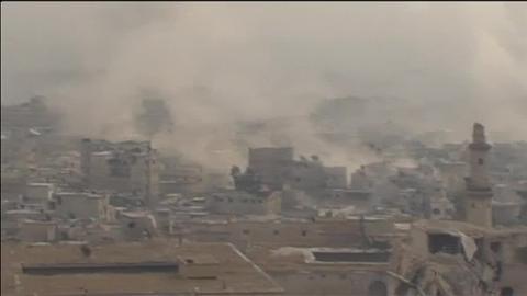 Una multitud esperan para evacuar el barrio de Al-Salhen en el este de Alepo