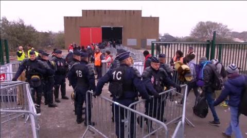 Aspecto del campo de Calais ayer por la noche, tras la primera jornada de desmantelamiento