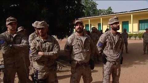 Vídeo: Cospedal visita a los militares españoles que pasan la Navidad en Mali