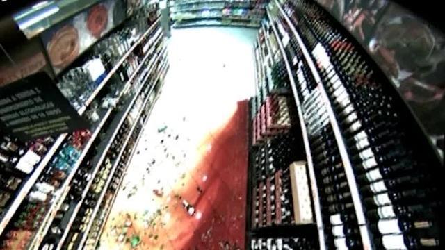 Vídeo: Un perturbado 'se lía' a tiros en un supermercado de Orense