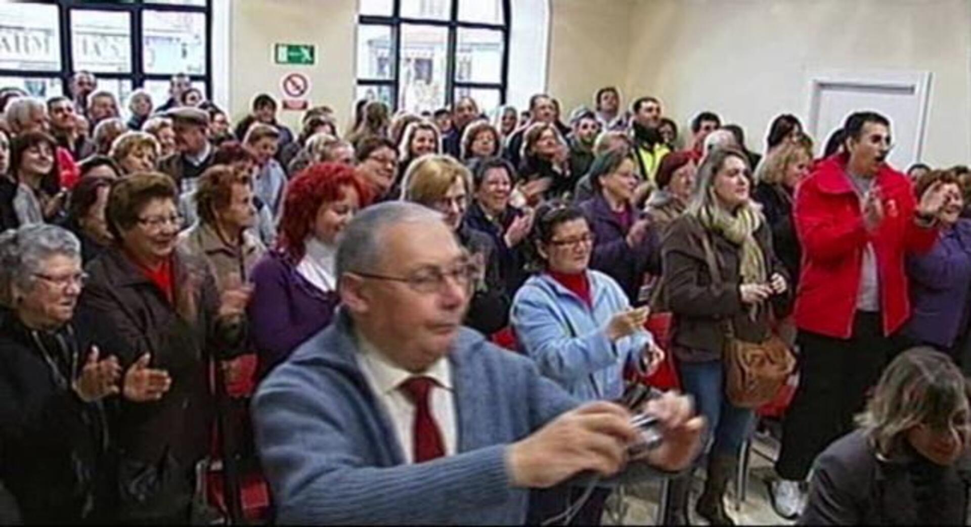 El PP le cambia el himno al PSOE: del «sin ti no soy nada» al «as ERE je» en Andalucía