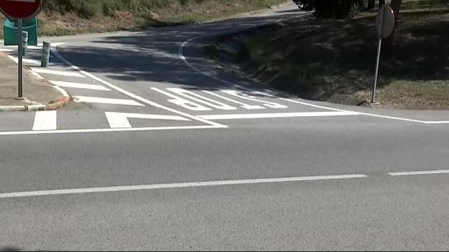 Se durmieron borrachos encima de un stop invadiendo una nacional