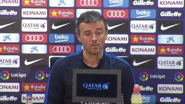 Luis Enrique momentos antes de que se inciara el entrenamiento del Barcelona este viernes