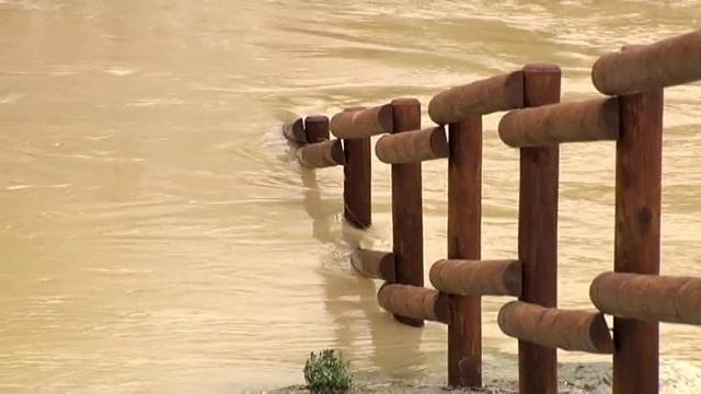 El deshielo y las lluvias provocan crecidas que en algunas zonas de Navarra y Aragón provocan las primeras inundaciones