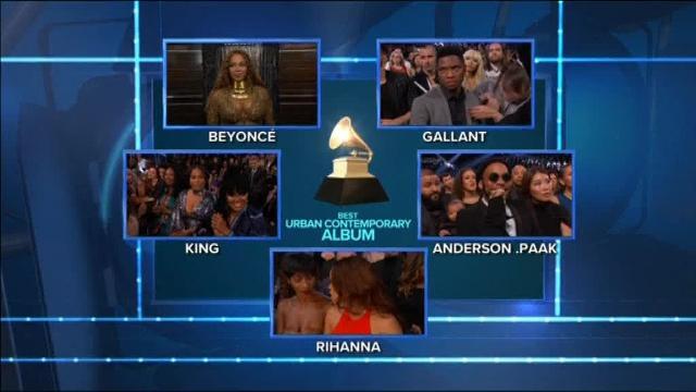 Adele posa con sus cinco Grammy